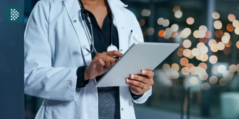 Médica fazendo anotações em um tablet conectado com o sistema datasigh.