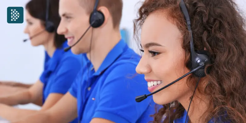 Equipe de uniforme azul com fone de ouvido em close, representando a equipe de suporte técnico e atendimento ao cliente do sistema hospitalar Datasigh para clínicas e hospitais.