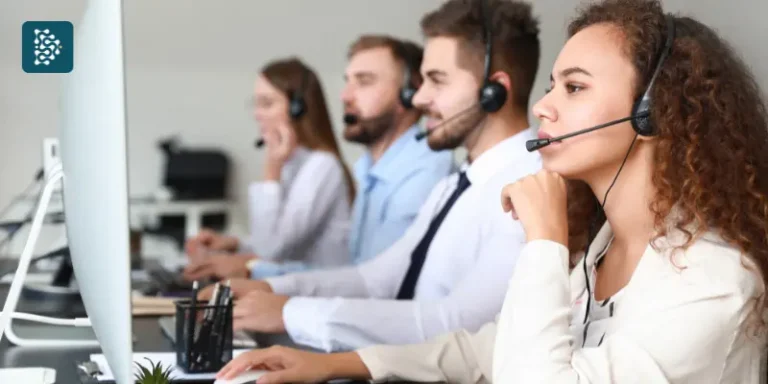 Equipe de suporte técnico com uniforme branco e fones de ouvido, representando o time de atendimento ao cliente do sistema hospitalar Datasigh para clínicas e hospitais.