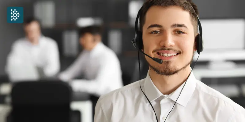 Homem com fone de ouvido prestando suporte técnico e atendimento ao cliente do sistema hospitalar Datasigh para clínicas e hospitais.