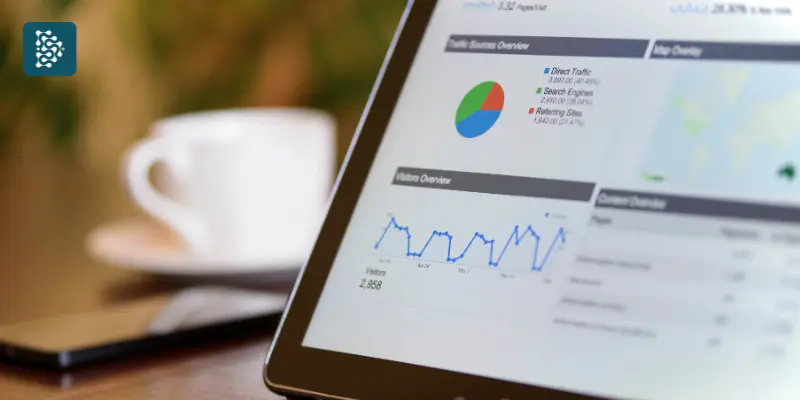 tablet com gráfico de relatório gerado pelo sistema de gestão Datasigh