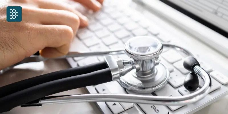 médico digitando no teclado de um computador com software amigável