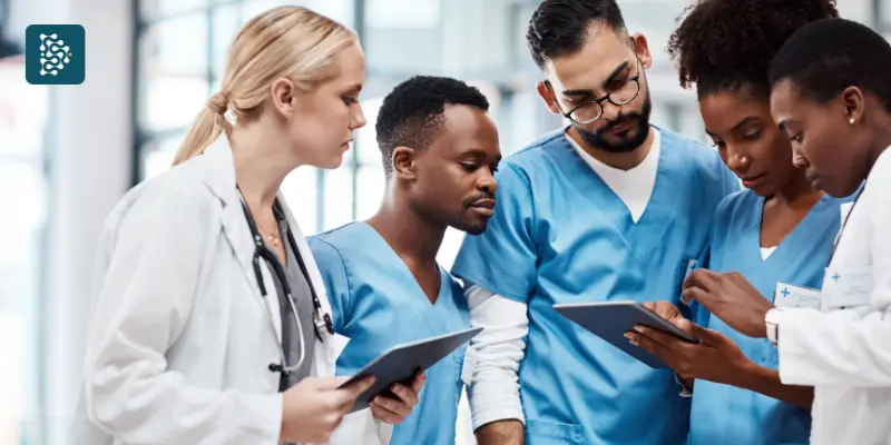 equipe médica olhando para a tela aprendendo a usar um software amigável