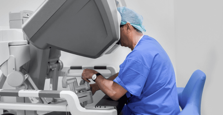 médico fazendo cirurgia à distância com braço robótico